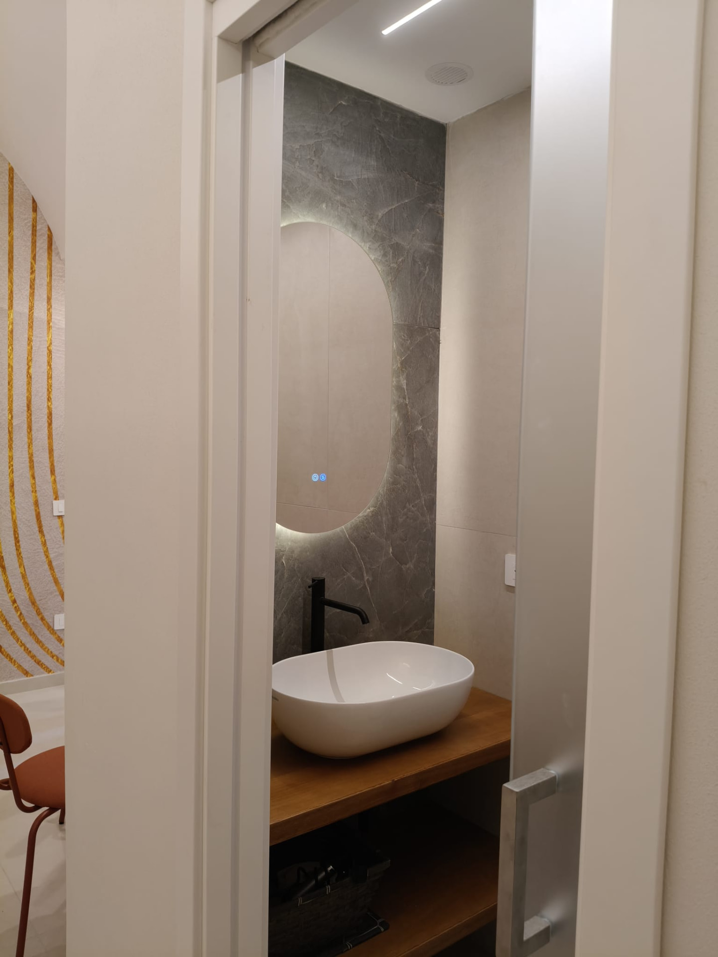 Il lavabo e lo specchio retroilluminato