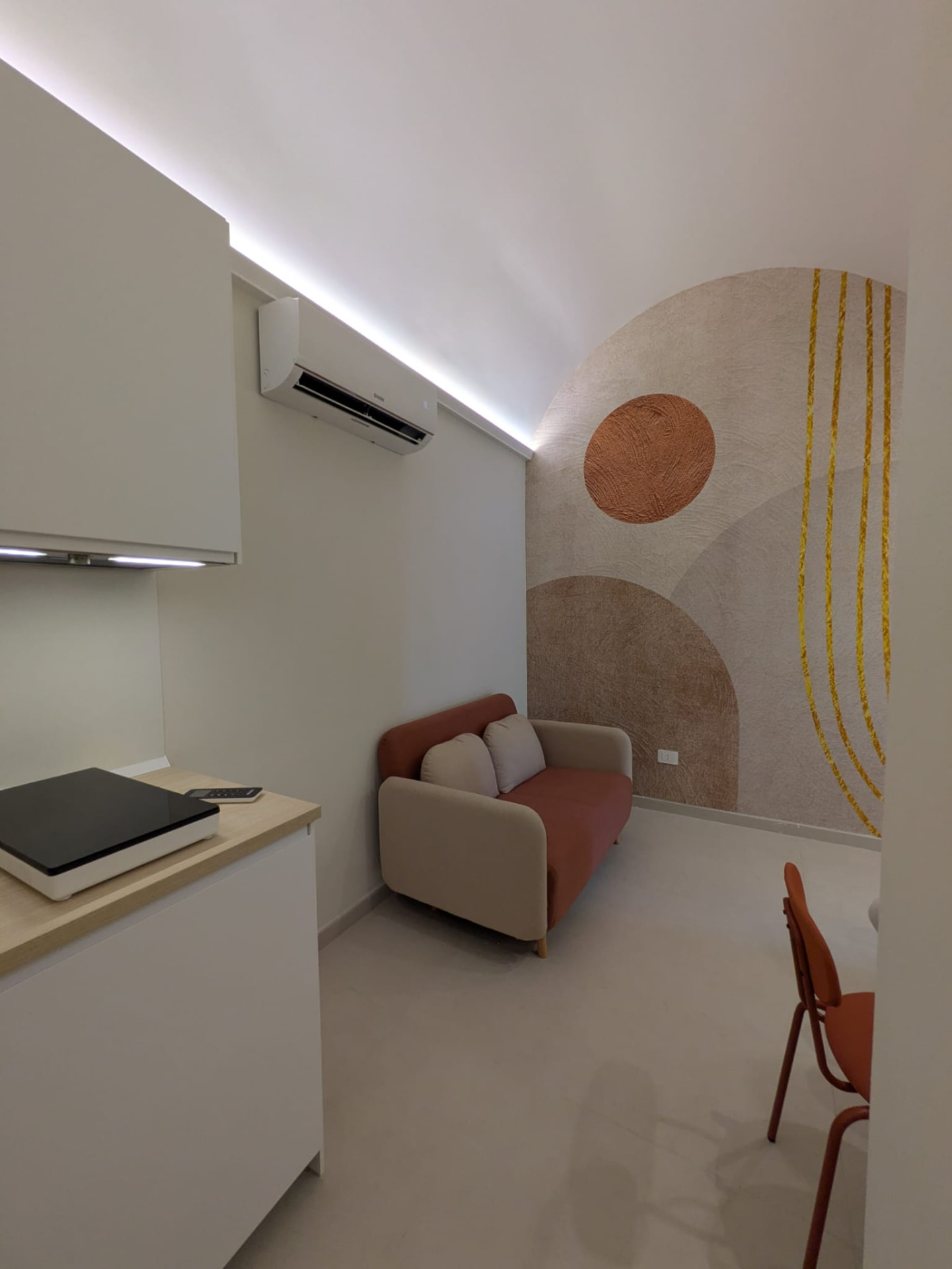 Living e cucina, guardando il murales